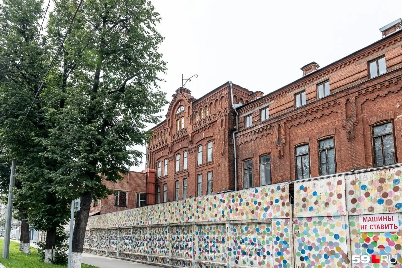 Старые окна и часть ветхих перекрытий уже демонтированы у исторических корпусов. Реконструкцию объекта культурного наследия планируют завершить в этом году.