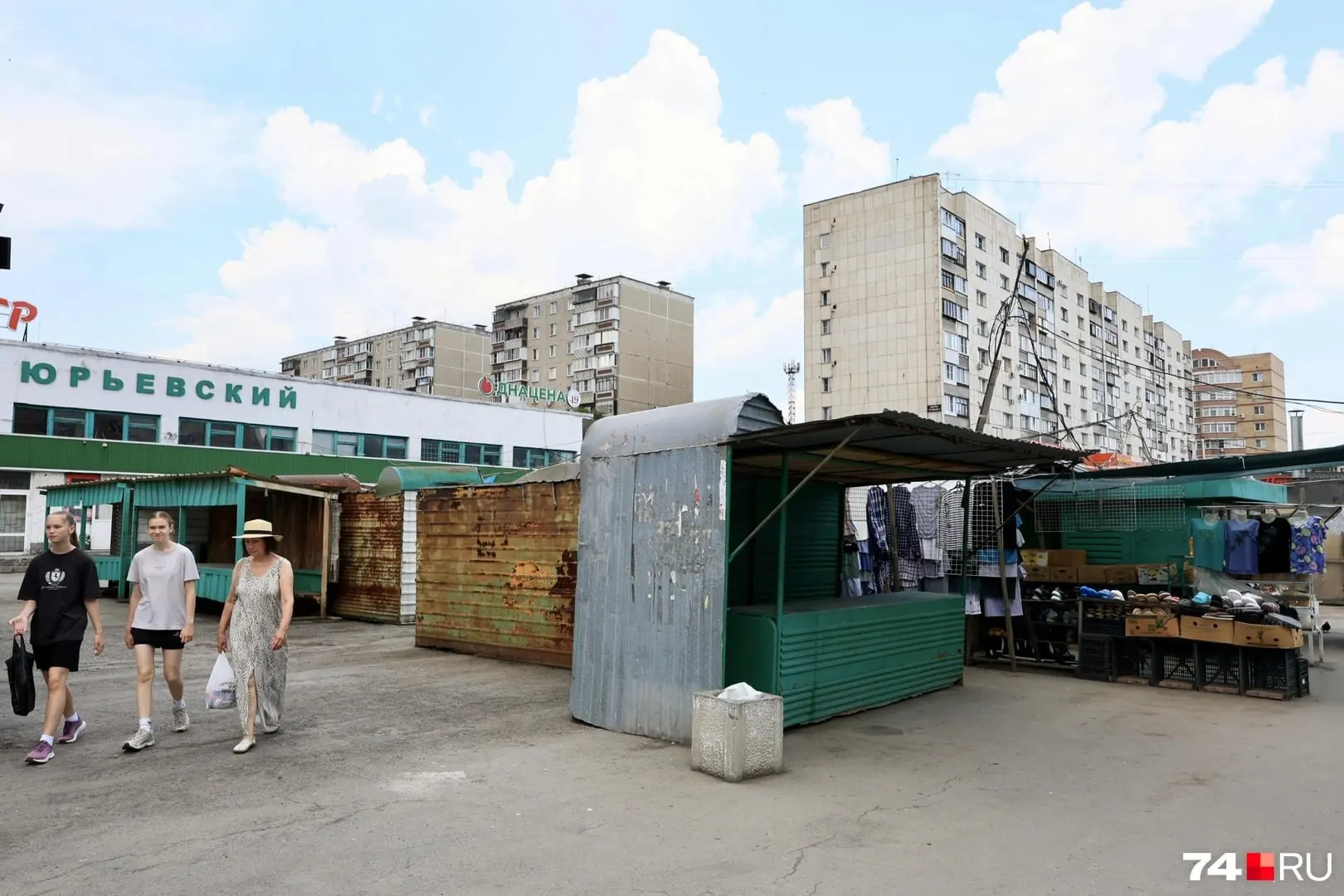 Рынок, когда‑то бывший колхозным базаром, разделили на три лота; приём заявок идёт до 24 июля, аукционы назначены на 28 июля.