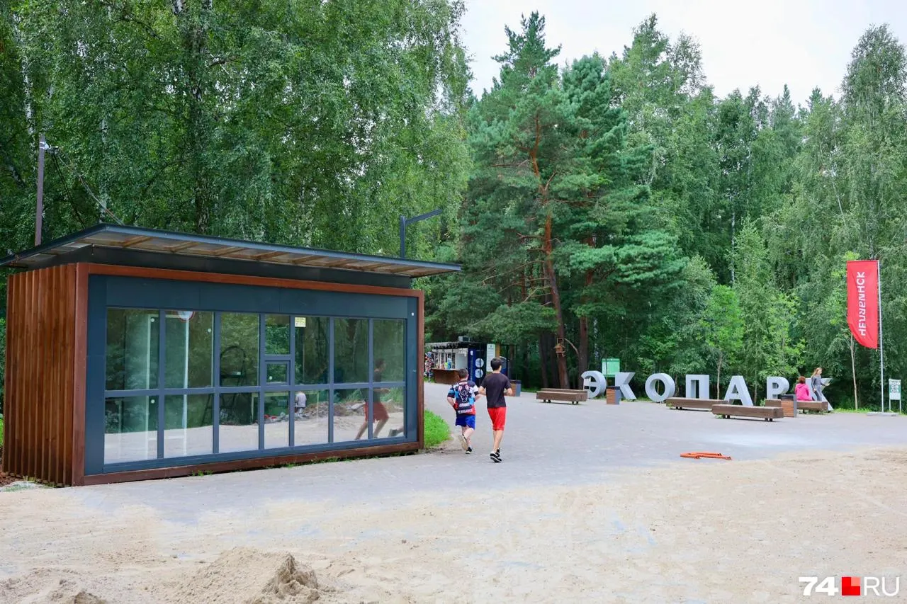 Парк для спокойных прогулок на Северо‑Западе Челябинска постепенно зарастает ларьками и аттракционами: на главной тропе насчитали около 16 торговых точек.