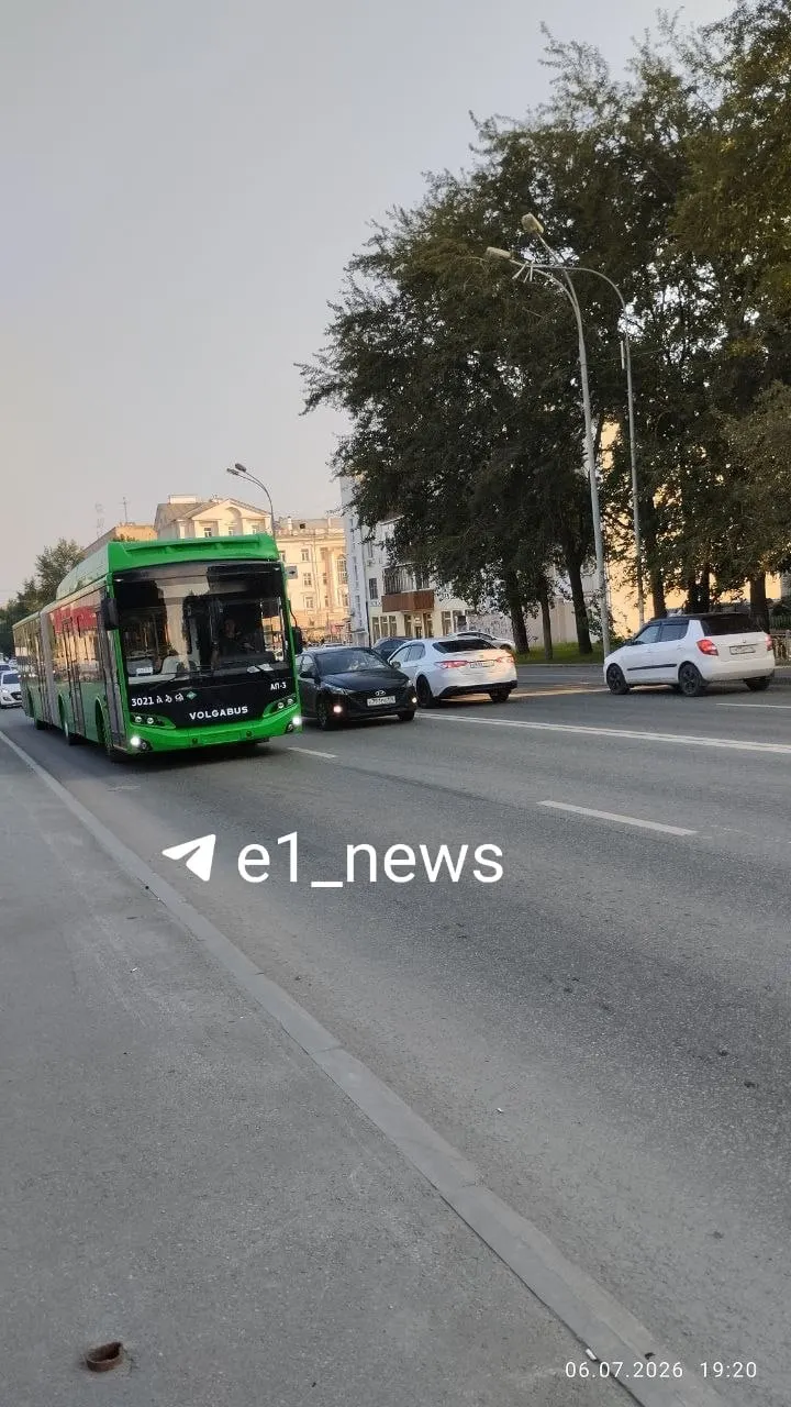 В город доставили партию из 15 сочленённых автобусов — колонну заметили на улице Восточная.