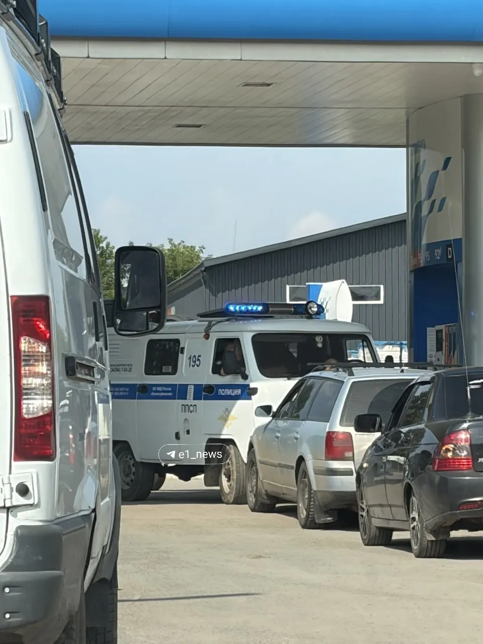 На одной из АЗС Красноуфимска горожанин снял две полицейские машины, которые заправлялись вне очереди. Эксперты напоминают: приоритет на топливо имеют экстренные службы.