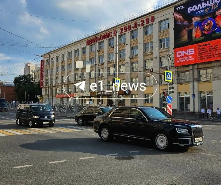 На улице Карла Либкнехта в центре Екатеринбурга проехал кортеж премьер-министра: впереди Aurus и черный микроавтобус Volkswagen.