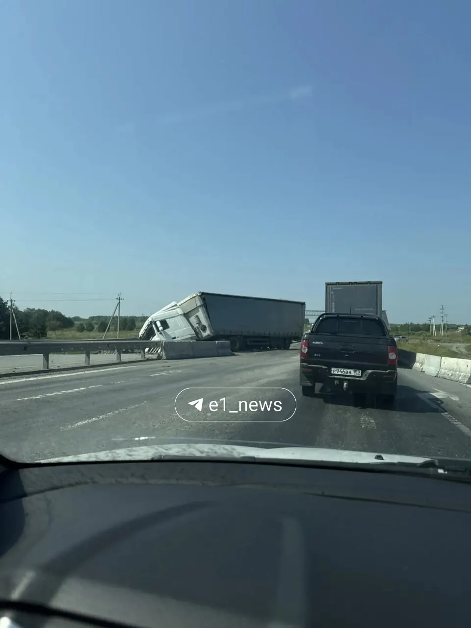 На трассе Екатеринбург — Тюмень грузовой автомобиль угодил в яму, появившуюся после паводков, и вылетел с проезжей части.