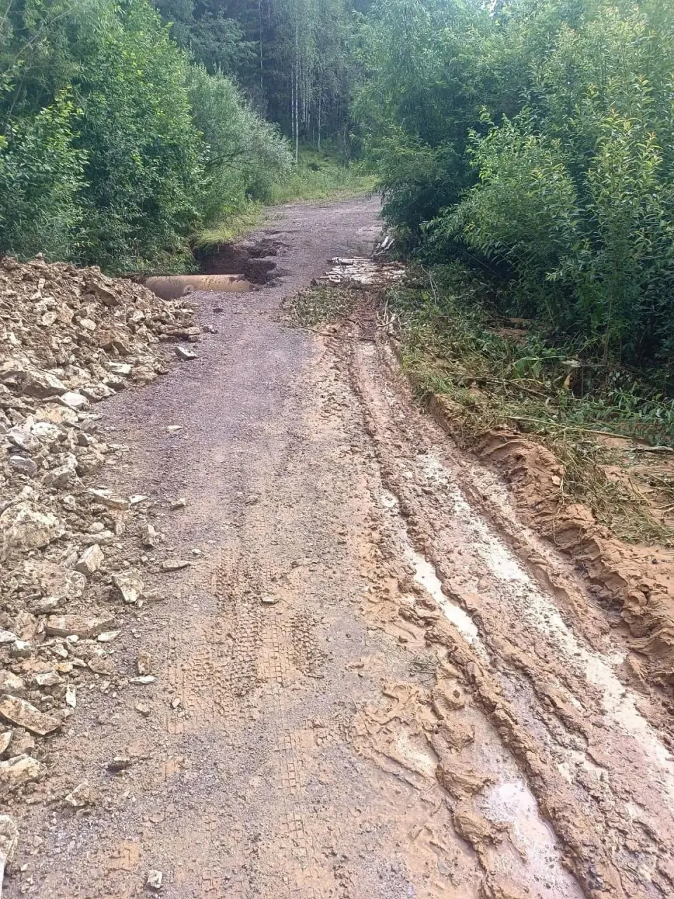 Дорога к началу сплавов по Чусовой разрушена сильными дождями, на реке — паводок. Участок в районе Чусового временно закрыт из‑за работ на нефтепроводе, а сплавы между Журавликом и Кыном опасны.