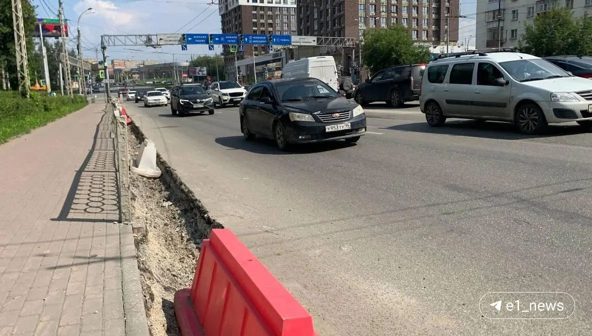 На участке от Восточной до Привокзальной площади меняют бордюры и укладывают новый асфальт. Работы на проезжей части планируют завершить до конца августа, благоустройство тротуаров и газонов — до середины сентября.