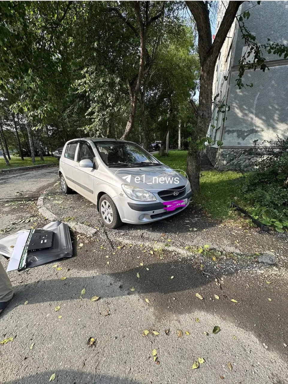 Ночью у дома на Начдива Онуфриева, 22 неизвестные закидали автомобиль предметами из окон многоэтажки. Владелица заявила в полицию, проводится проверка.