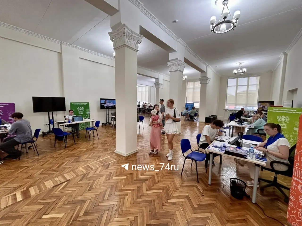 В главном корпусе Южно‑Уральского государственного университета работа приёмной кампании не останавливается: сотрудники отмечают отсутствие чётких инструкций на случай сирен и продолжают приём документов в обычном режиме.