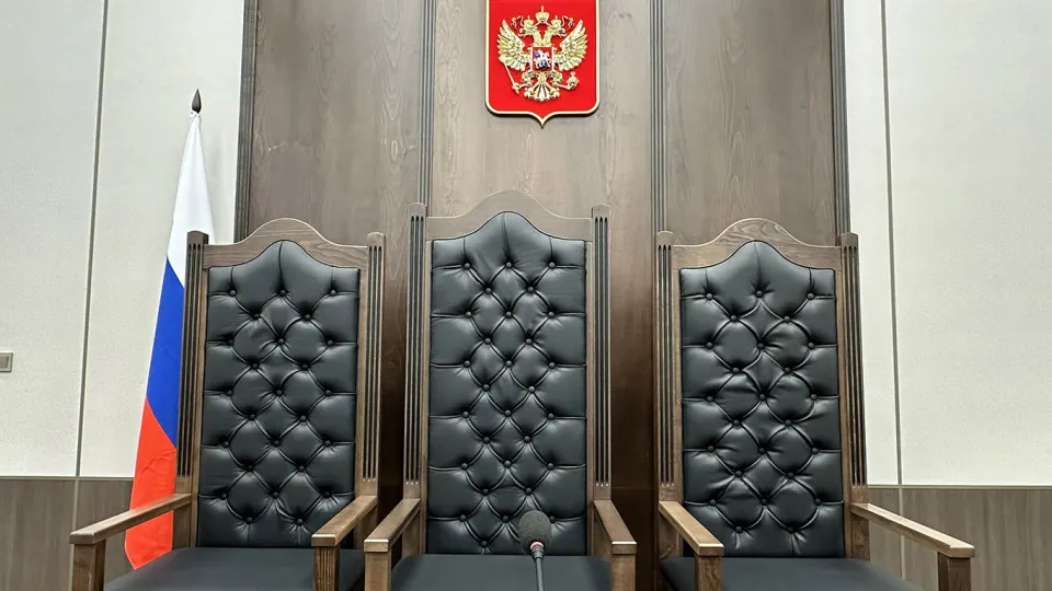 Правительственная комиссия одобрила проект, который смягчает требования к образованию для ряда должностей в аппаратах судов: в числе претендентов смогут быть студенты юридических вузов и обладатели среднего профессионального юридического образования. Авторы инициативы называют это способом сократить кадровый дефицит, эксперты указывают на риски и необходимость дополнительных мер.