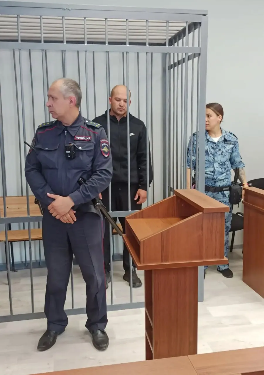 Никита Трухин помещён под стражу до 2 сентября 2026 года. По версии следствия при развороте он не уступил дорогу «ВАЗ‑2110», в результате чего четыре человека погибли.