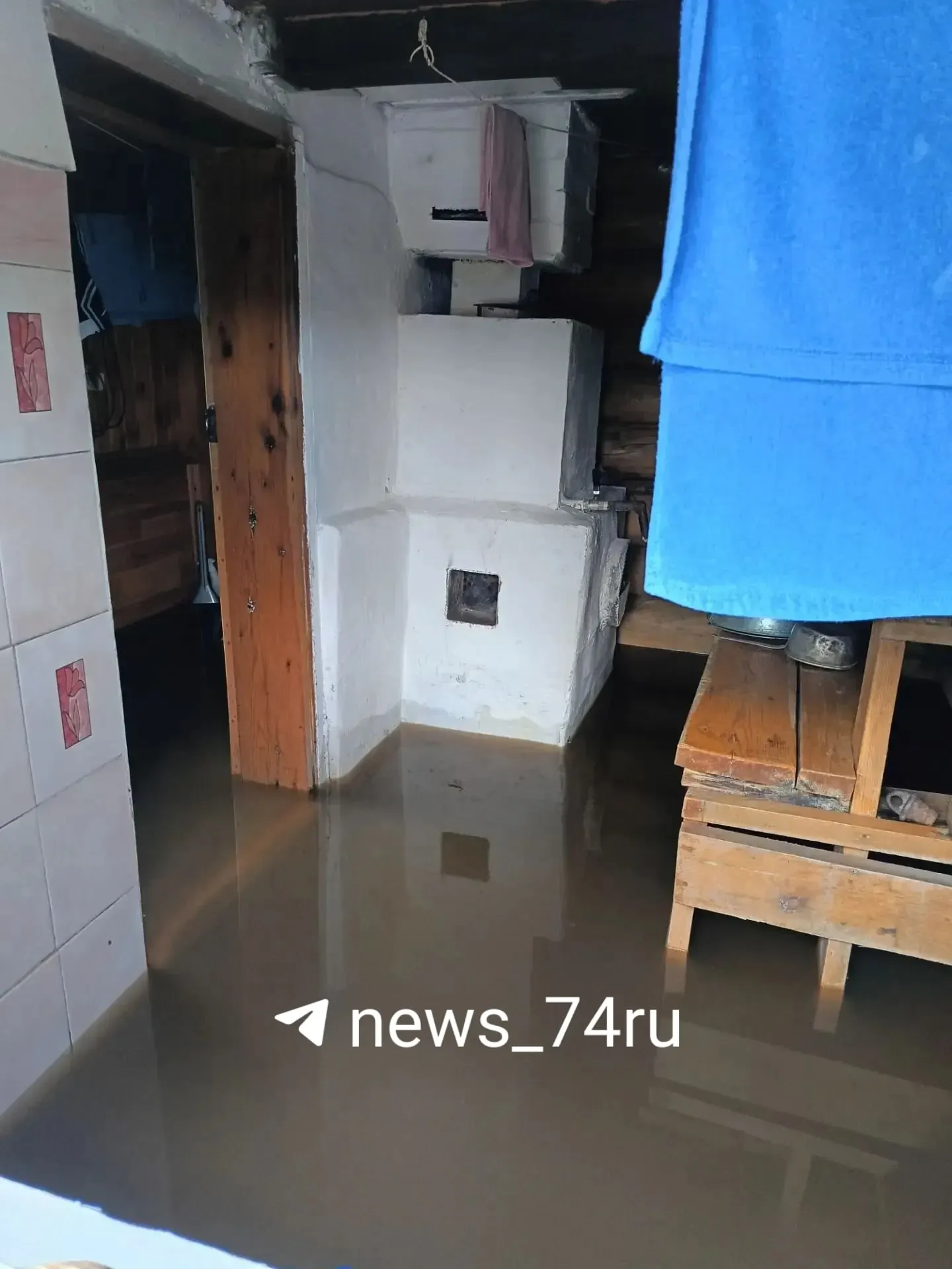 Из‑за сброса воды и сильных осадков в городе подтоплены жилые дома и приусадебные участки. В округе объявлен режим повышенной готовности, организован пункт временного содержания для пострадавших.