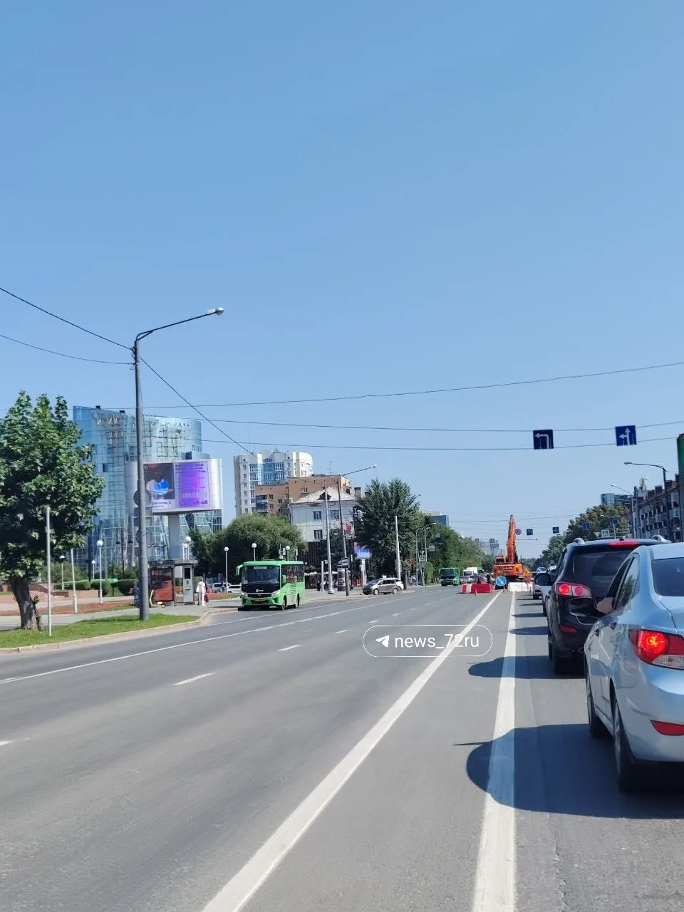 В&nbsp;Тюмени на&nbsp;пересечении Республики и&nbsp;Мельникайте образовалась дыра в&nbsp;асфальте&nbsp;— начался ремонт