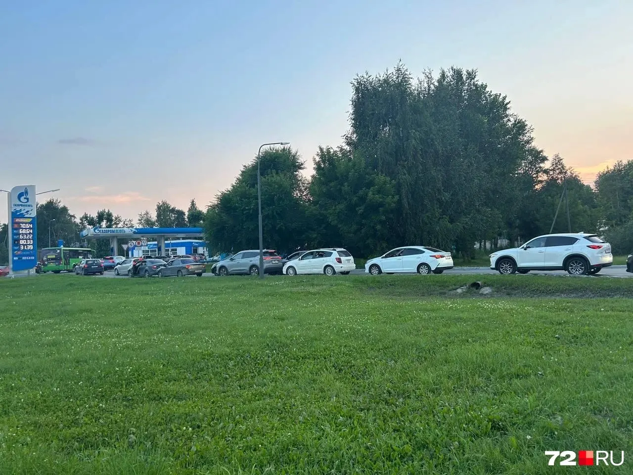В микрорайоне Парфеново у автозаправки выстроились около 30 машин в каждой из полос: водители заняли проезжую часть и заблокировали движение на перекрестке.