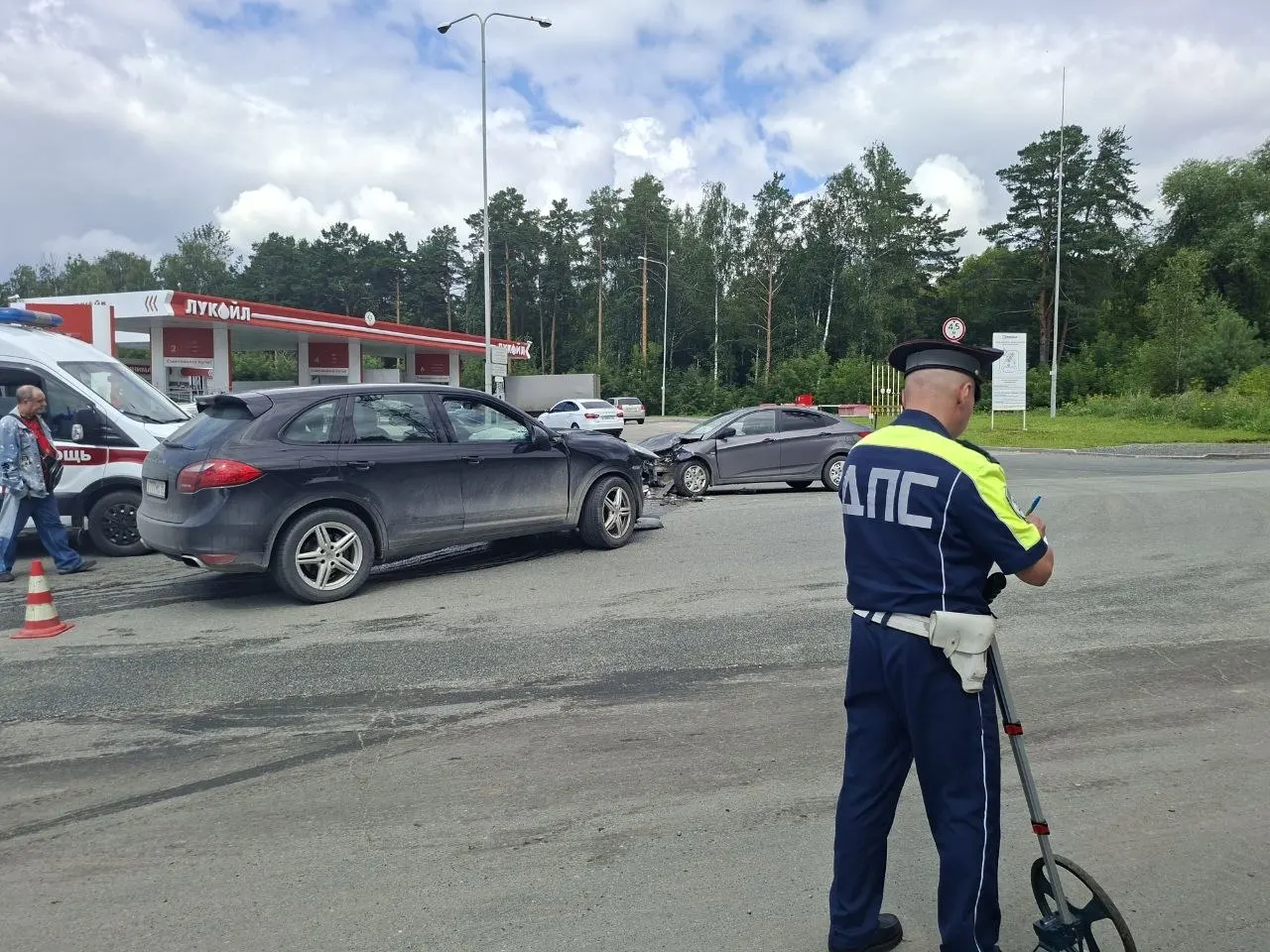Авария у дома №50: 60‑летний водитель Porsche при левом повороте не уступил дорогу Hyundai. В больницу доставили 39‑летнюю женщину и троих её детей.