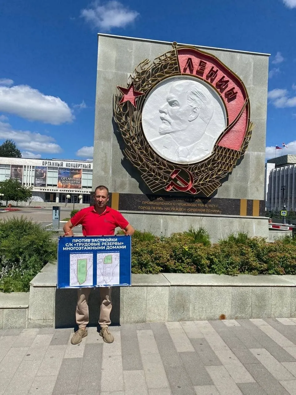 Городская администрация отказала в согласовании митинга и массового пикета в защиту спорткомплекса «Трудовые резервы». Активисты перешли к одиночным пикетам и продолжают распространять информацию о своей позиции.