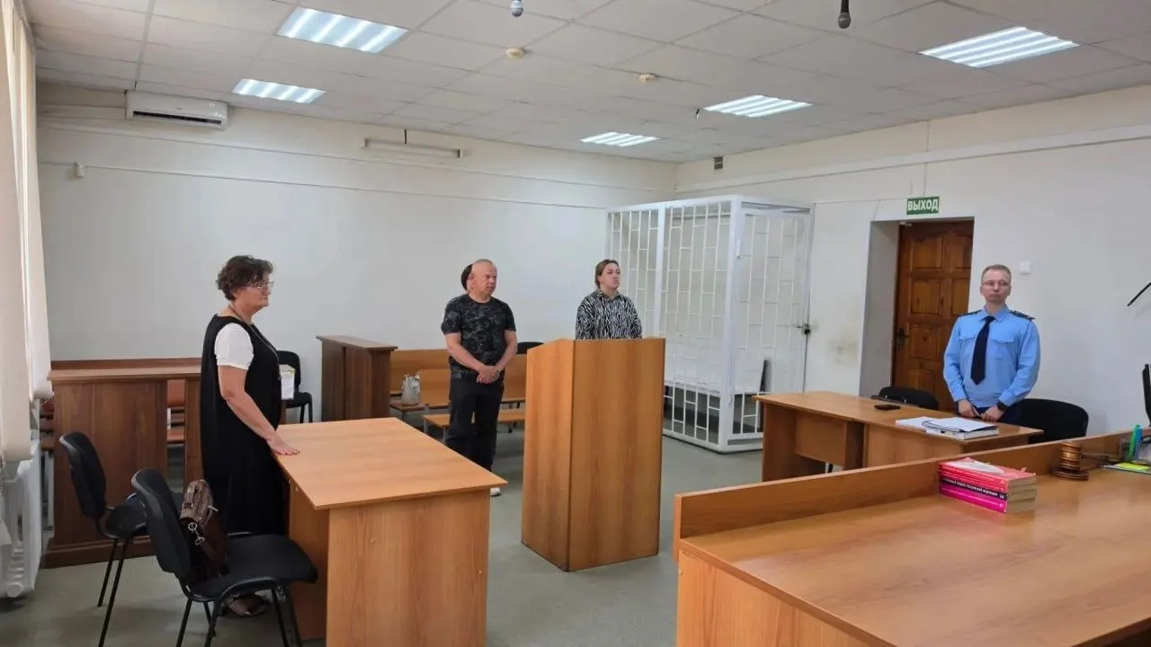 Автомобилист, превысив скорость и выехав на встречную полосу, сбил 52‑летнего велосипедиста в октябре прошлого года; суд назначил принудительные работы и компенсацию семье погибшего.