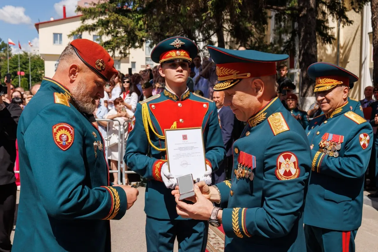 Начальнику Саратовского института войск национальной гвардии Александру Белоглазову присвоили воинское звание «генерал-лейтенант». Погоны и удостоверение вручил заместитель директора Росгвардии генерал‑полковник Анатолий Маликов.