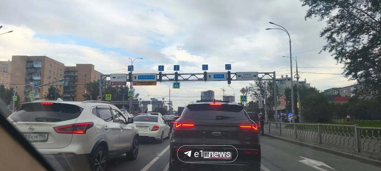 Движение затруднено от Сортировки до улицы Серафимы Дерябиной в обе стороны: на перекрёстке Токарей и Крауля сломался светофор.