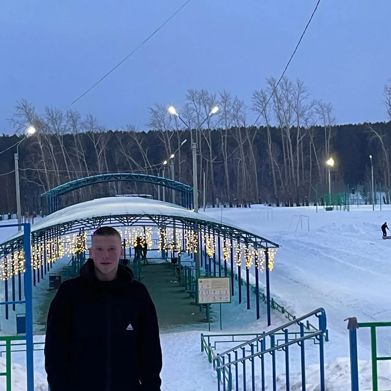 Следствие считает, что молодой мужчина из Артёмовского поджёг релейные шкафы по заданию украинских спецслужб; подозреваемый отвергает связь и заявляет, что согласился на «подработку» через телеграм-канал.