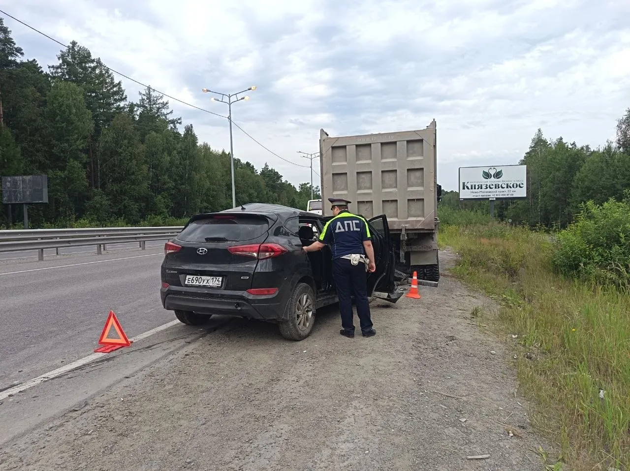 Кроссовер Hyundai столкнулся с грузовиком на трассе в сторону Первоуральска: трое — водитель и два пассажира — доставлены в больницу. По факту аварии проводится проверка ГИБДД.