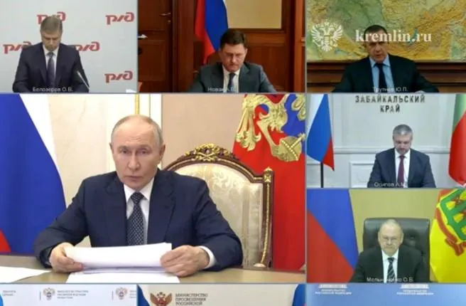 Региональный глава доложил президенту о сложной ситуации с поставками топлива и предложил строительство малых НПЗ и наращивание импорта; президент поручил поддержать малый и средний бизнес в производстве нефтепродуктов и обеспечить стабильность для граждан.