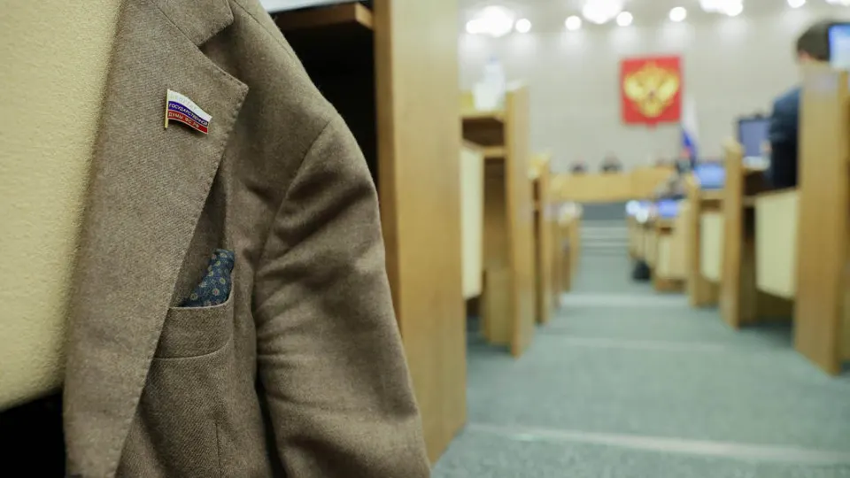 Правительство поддержало инициативу, которая отменяет наказания за отсутствие или несвоевременную подачу сведений о доходах региональными депутатами; документ направлен на доработку.