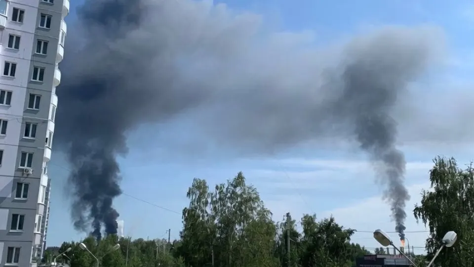 На территории Тюменского НПЗ после падения беспилотника вспыхнул пожар. На месте работают экстренные службы, в соцсетях публикуют кадры с густым чёрным дымом и как минимум двумя очагами возгорания.