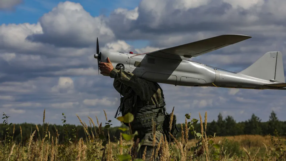 Документы и материалы свидетельствуют о тесном военном взаимодействии Москвы и Пекина минимум три года: от совместных разработок «роевых» беспилотников до обсуждений способов вывода из строя спутниковых сетей, включая Starlink.