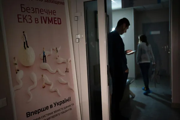Депутаты приняли закон, по которому женщины — жены участников боевых действий, женщины‑ветераны с инвалидностью и вдовы — смогут бесплатно пройти процедуру ЭКО; суррогат и забор/криоконсервация биоматериала остаются платными.