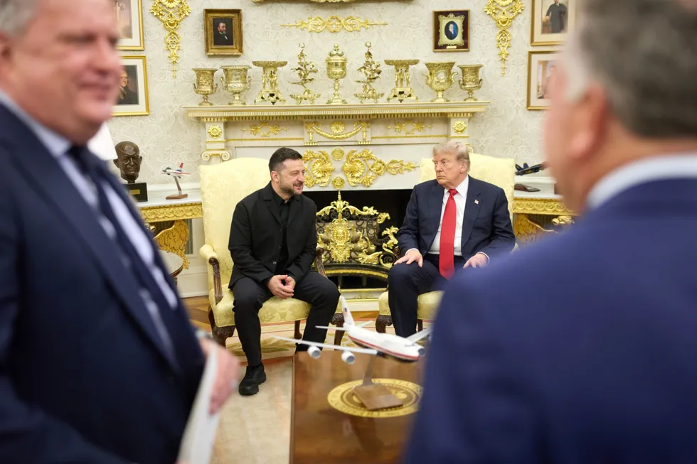 Президент Украины встретился в Белом доме с президентом США — обсуждали лицензию на производство ракет для комплексов Patriot и экстренный запрос на боеприпасы. Тем временем читатели присылают истории о разрушенных складах и гуманитарных потерях.