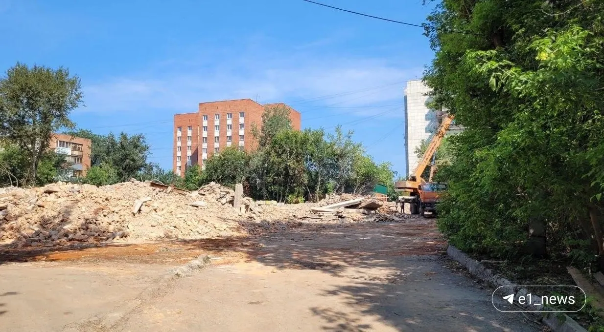 Здание на Педагогической, 23, закрытое с 2021 года, разобрали до руин. На месте разбора завалов планируют построить новый корпус для соседней школы № 134.