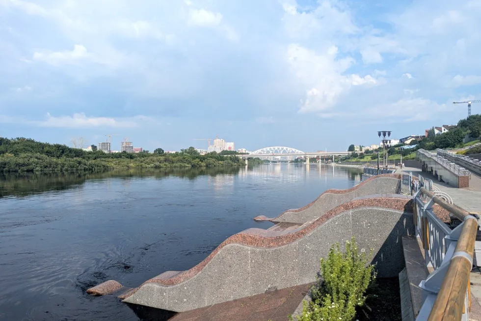 Жители Тюмени жалуются на сильный запах и гибель рыбы в Туре, отмечают проблемы со здоровьем и с качеством водопроводной воды. Эксперты фиксируют дефицит кислорода в реке после обильных дождей, следов промышленных сбросов не нашли. Следственные органы возбудили уголовное дело, власти усилили лабораторный контроль и рекомендуют пить бутилированную или кипячёную воду.