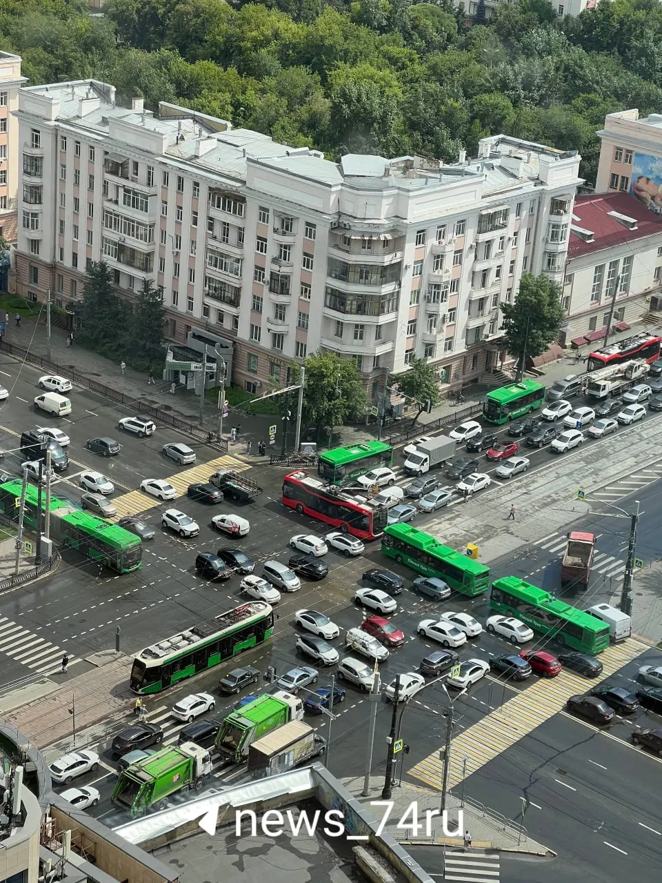 На проспекте Ленина временно отключён светофор, движение регулирует регулировщик. В ГИБДД сообщили, что светофор уже чинят — участок лучше объехать.