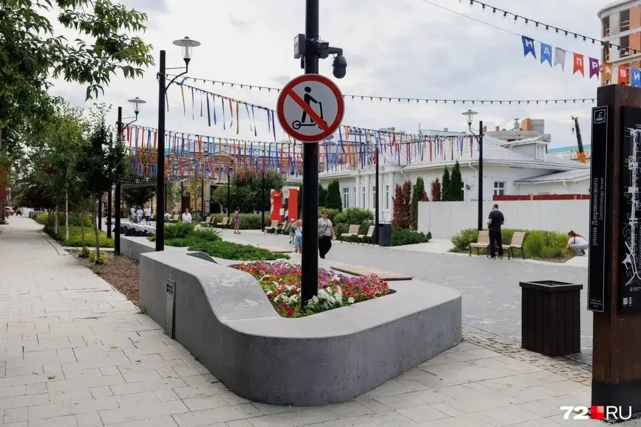 В нескольких пешеходных зонах Тюмени, в том числе на улице Дзержинского и Цветном бульваре, установили новые знаки, ограничивающие движение электросамокатов. Ранее здесь действовали запреты только для велосипедов; за нарушение предусмотрен штраф.