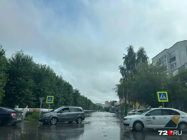 Ночной ливень затронул районы Тюмени — жители сообщают о последствиях непогоды и делятся фото и видео.