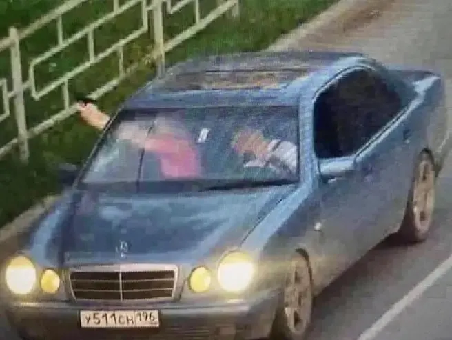Двое 21‑летних парней в Нижнем Тагиле открывали стрельбу из окна иномарки в сторону прохожих. Их задержали, сейчас решают вопрос о возбуждении уголовного дела.