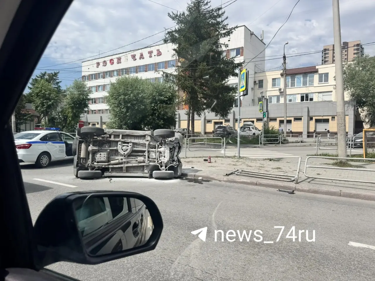 22-летняя водитель Mitsubishi Pajero не справилась с управлением: автомобиль упал на бок и врезался в забор. Пострадавших нет, сообщили в ГАИ.