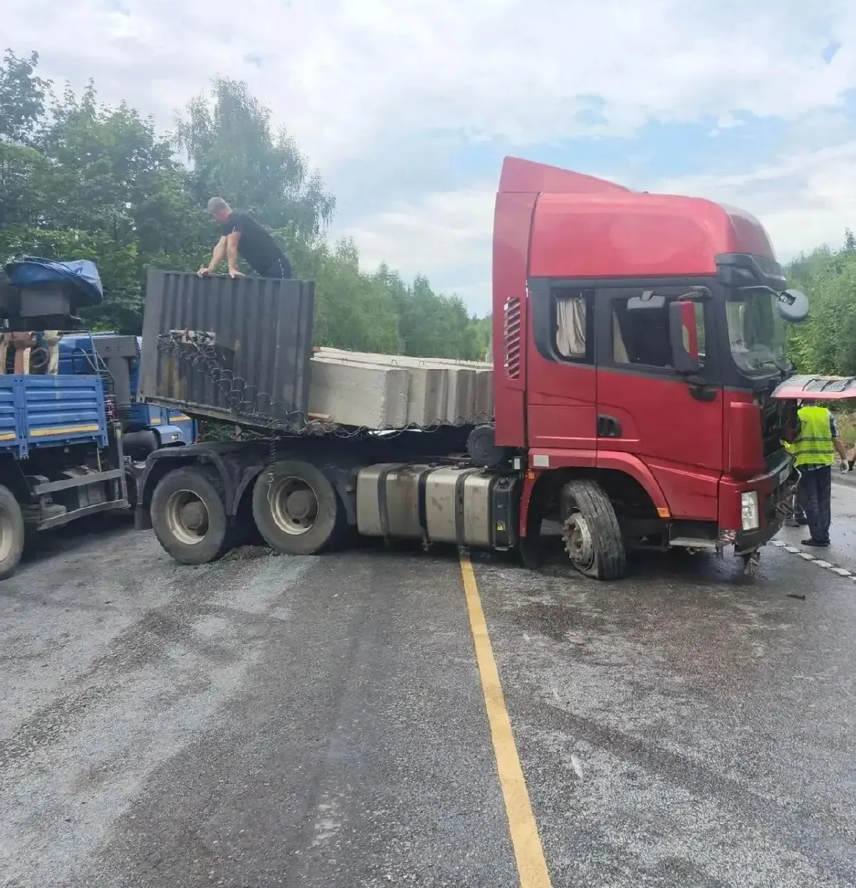 Грузовик с полуприцепом не справился с управлением на трассе М5 в районе Сима. Кабину развернуло, пострадавших нет. Движение остановлено, на месте образовалась пробка около 12–16 км.