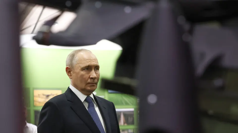 На форуме «Все для победы» президент заявил, что граждане добровольно направили около 70 млрд рублей через Общероссийский народный фронт на цели СВО. При этом доля военных расходов в федеральном бюджете достигла рекордных значений и может вырасти ещё сильнее.