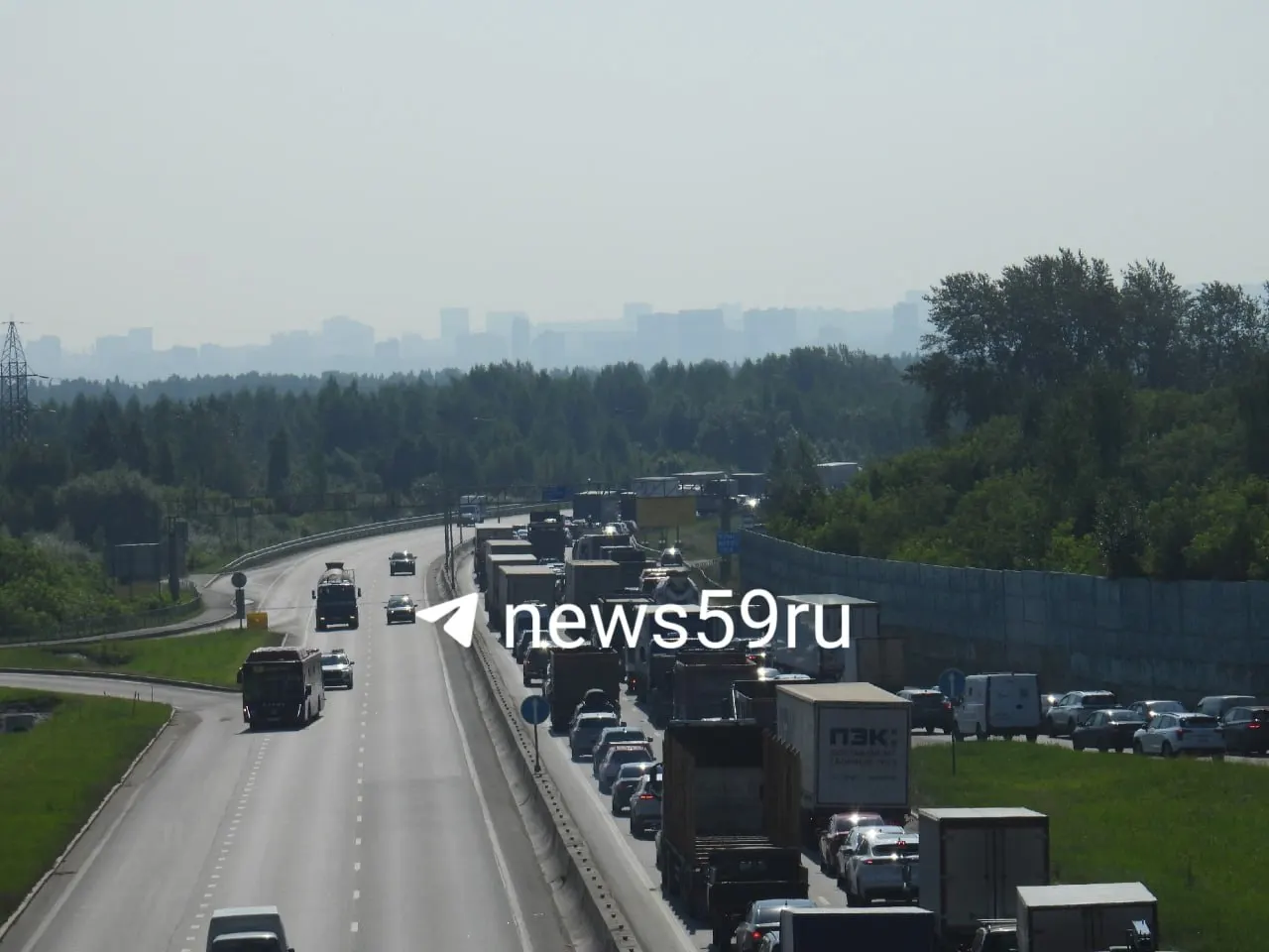 На подъезде к Красавинскому мосту со стороны Закамска образовался крупный затор; водители сообщают о серьёзных задержках и проблемах со связью.