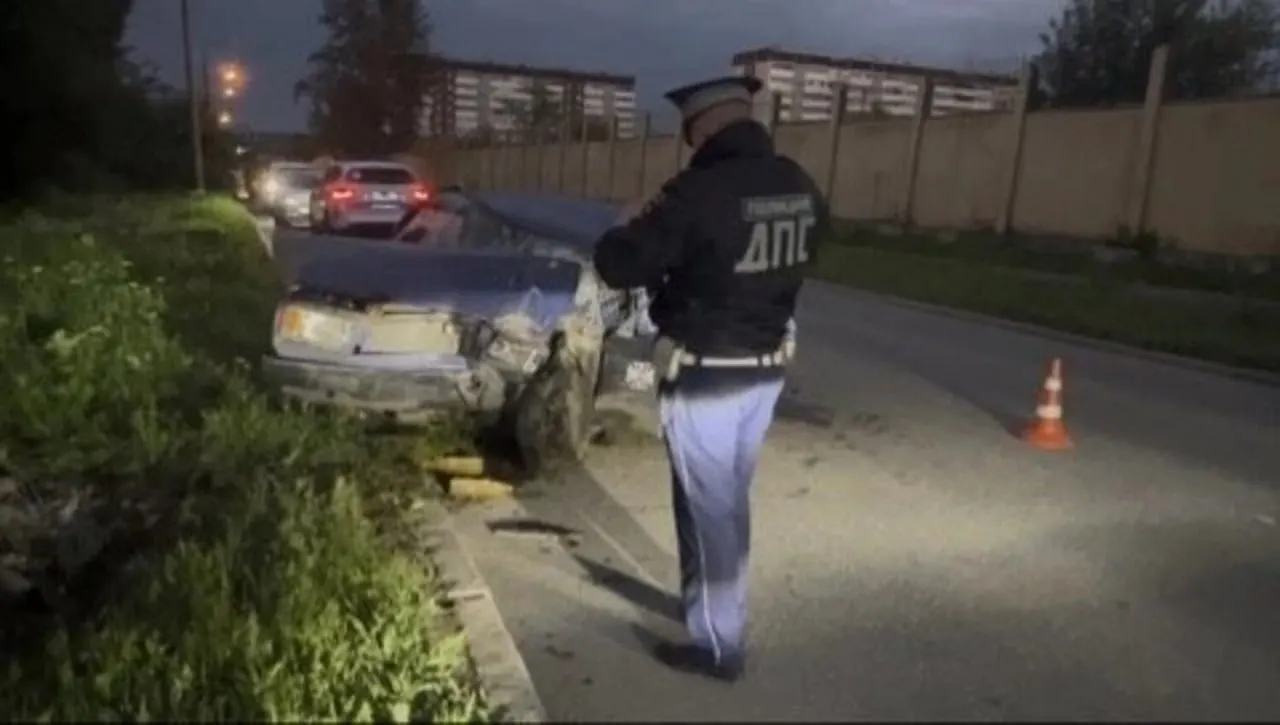 Ночью на Окружной дороге в Екатеринбурге автомобиль, за рулём которого был пьяный 18‑летний молодой человек без прав, врезался в столб. Вместе с ним в салоне находились подростки 15 и 17 лет — всех доставили в больницу с травмами.