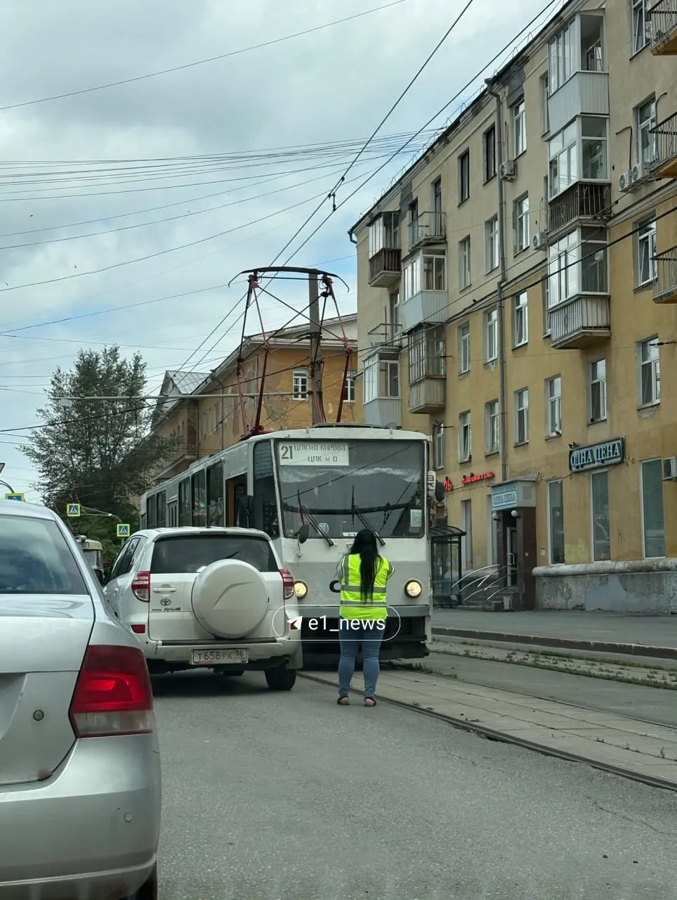 Автомобиль оставили почти вплотную к рельсам — из‑за этого трамваи вынуждены притормаживать, пассажиры испытывают неудобства.
