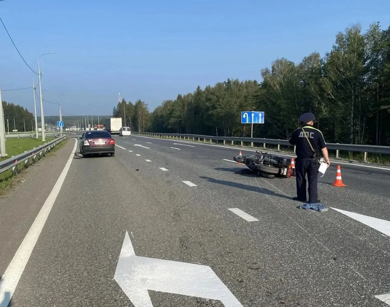 Легковой автомобиль при перестроении не уступил дорогу мотоциклу. В результате аварии байкер скончался на месте до приезда медиков, обстоятельства происшествия уточняют в ГИБДД.