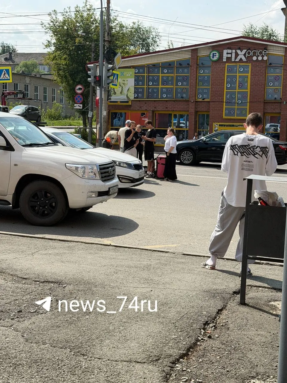По данным ГАИ, на ребёнка наехал 20‑летний мужчина на электровелосипеде, предположительно курьер. Девочка получила травмы, подробности уточняются.