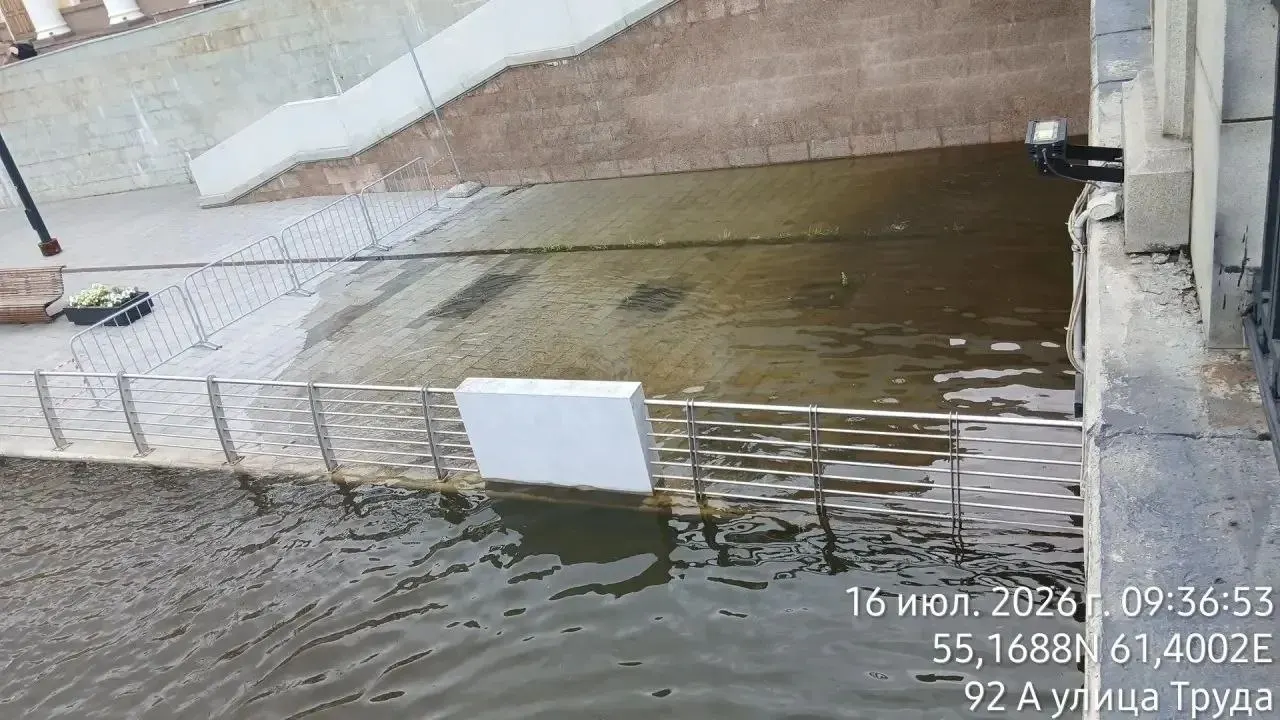 Вода в реке Миасс поднялась за сутки: лужу на набережной оградили. В мэрии сообщили о повышенных сбросах из Шершневского водохранилища, поэтому уровень может увеличиться.