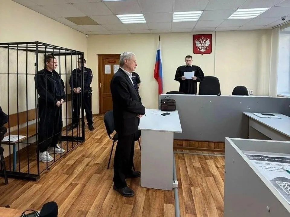 Екатерину Гоголеву, обвиняемую в превышении должностных полномочий, освободили из следственного изолятора и поместили под домашний арест. Следствие полагает, что она приняла в работу объёмы, которые не были выполнены по муниципальному контракту.