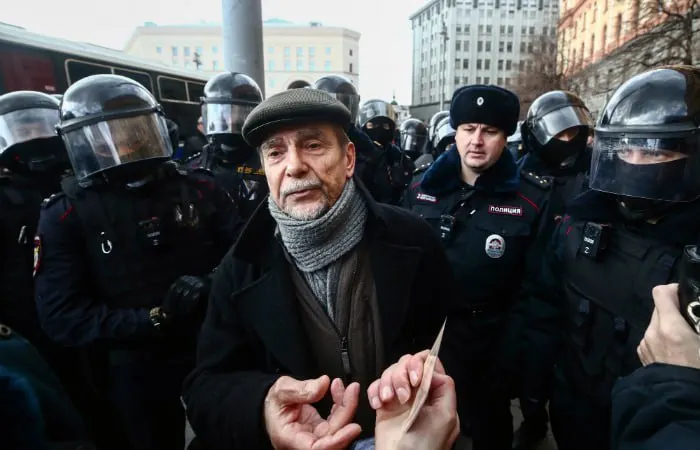 В Хорошевском суде Москвы началось заочное рассмотрение дела в отношении 84‑летнего правозащитника: прокуратура просит 6,5 года колонии и запрет администрировать сайты на 10 лет.