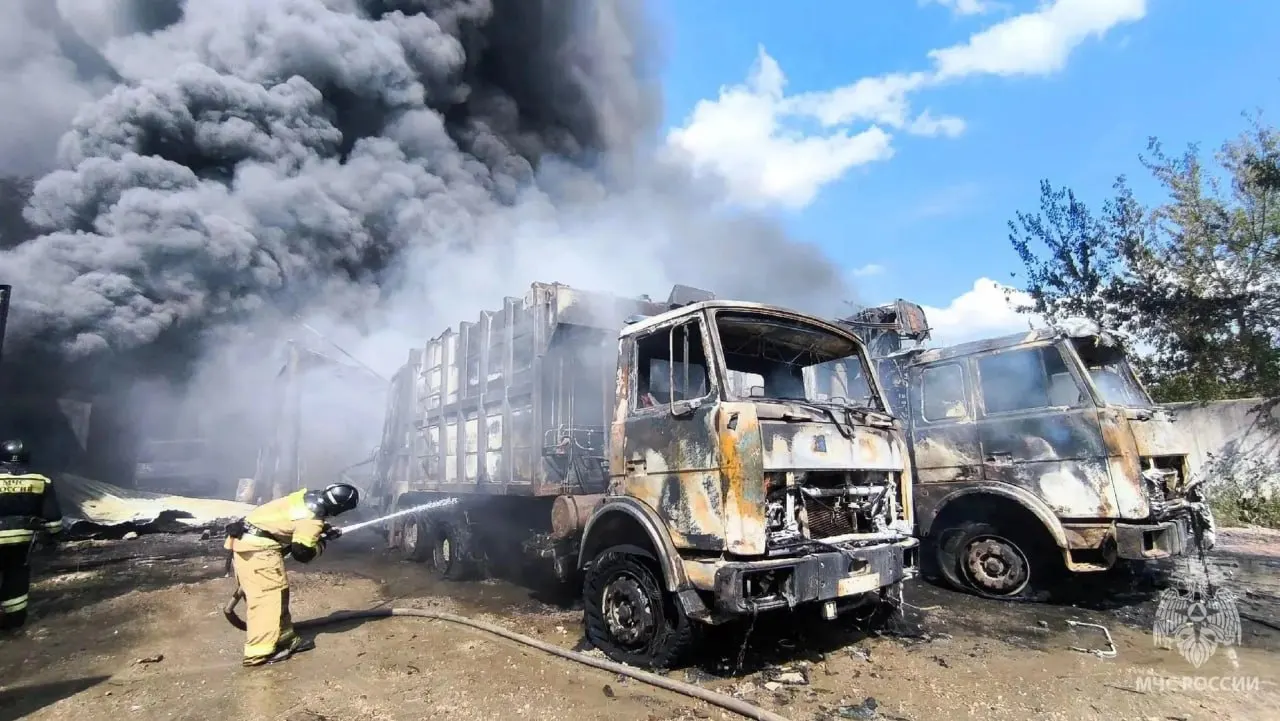 МЧС сообщило о возгорании в мастерской в Садовом. Огонь охватил около 300 кв. м, внутри обнаружены ёмкости с растворителем и бочки с отработанным маслом, причины устанавливают.