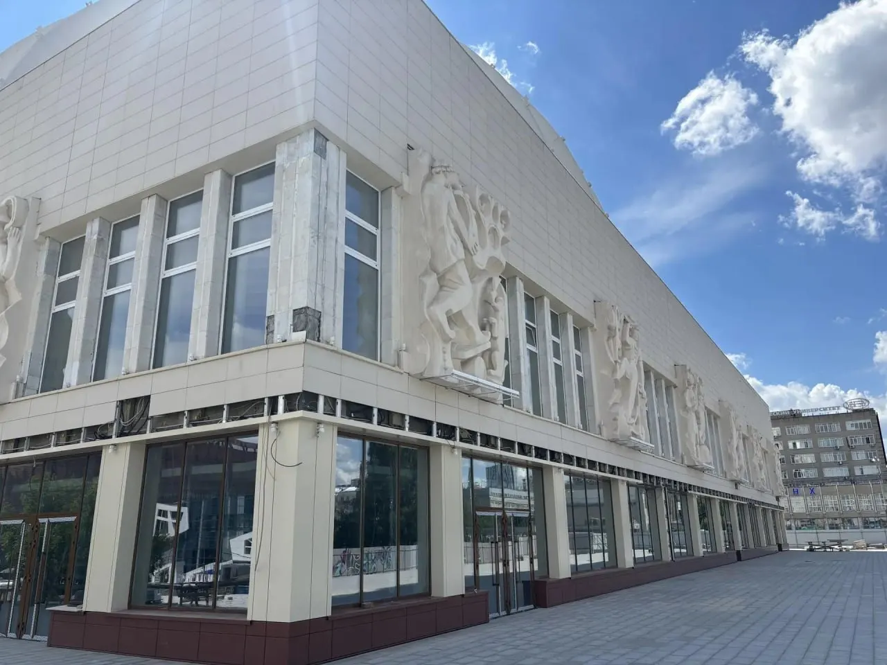 В здании идёт капитальная реконструкция: в зрительном зале уже установили новые кресла, холлы и коридоры обновлены. Работы планируют завершить к концу года, первые представления ожидаются в 2027 году.