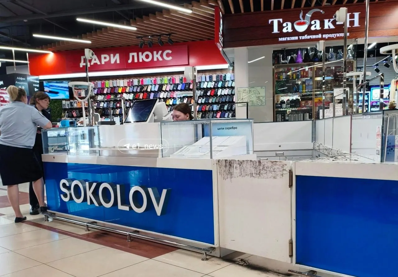 Инцидент произошёл вечером 1 июля в торговом центре «Омега». Полиция подтвердила кражу и проводит проверку.