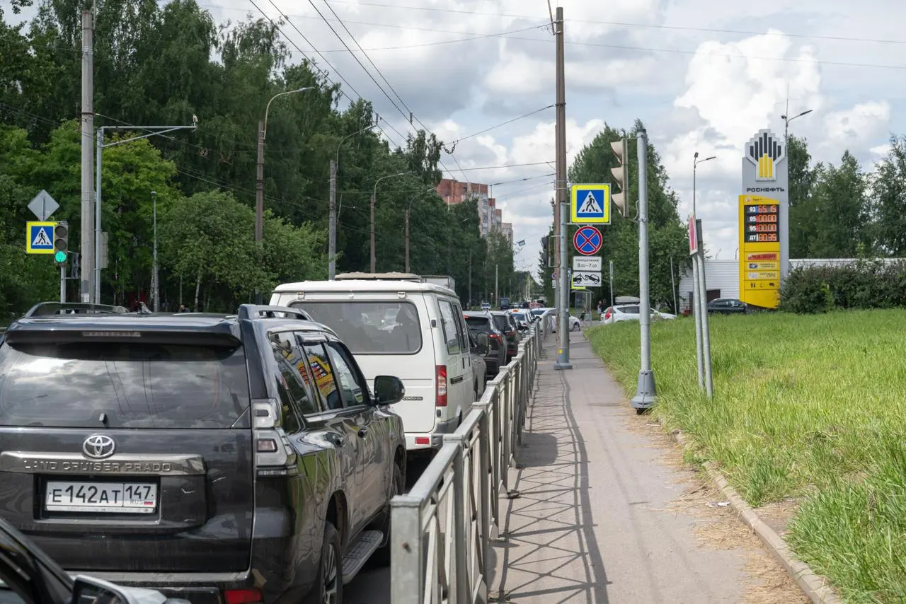 Петербургские АЗС сообщают, что получают бензин стандарта Евро‑5 и предлагают водителям сами сверять паспорта качества топлива. Власти временно разрешили в России использовать Евро‑3 на фоне атак на НПЗ — это может повлиять на качество воздуха в городе.